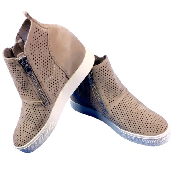 Steve Madden tan ankle booties/wedges in size 8M. Good used condition - Picture 3 of 5